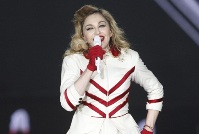 Madonna fala com os fs durante show na Noruega, em 15/08.