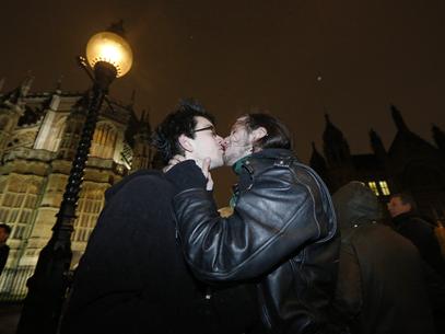 Dois manifestantes se beijam em frente ao Parlamento, em Londres