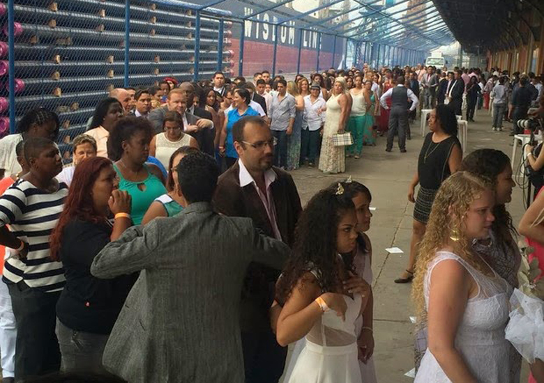 TJ-RJ promove casamento coletivo de 160 casais do mesmo sexo no galpo do Armazm Utopia, na Zona Porturia do Rio.